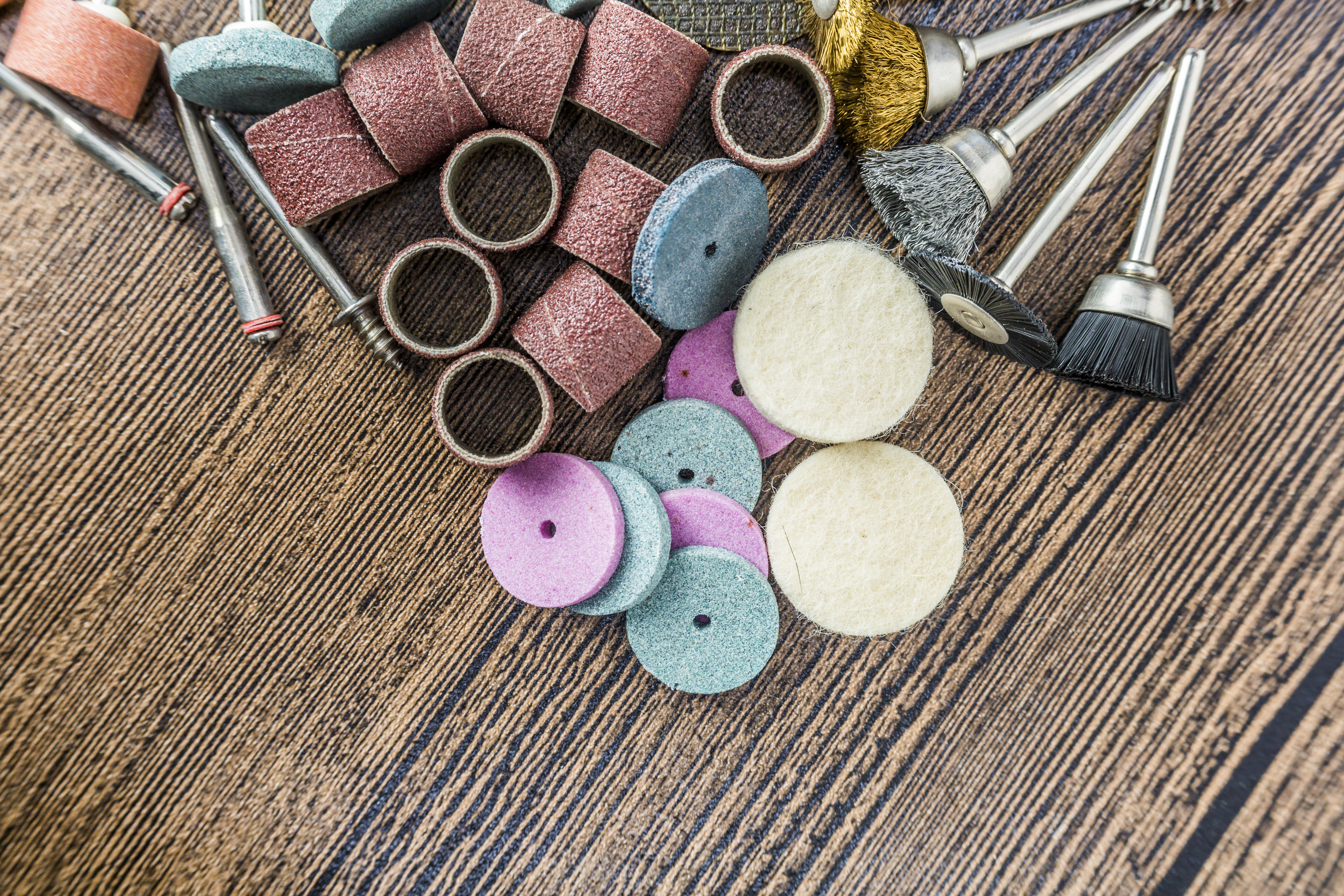 Jak dobrać gradację papieru ściernego do lakieru samochodowego?